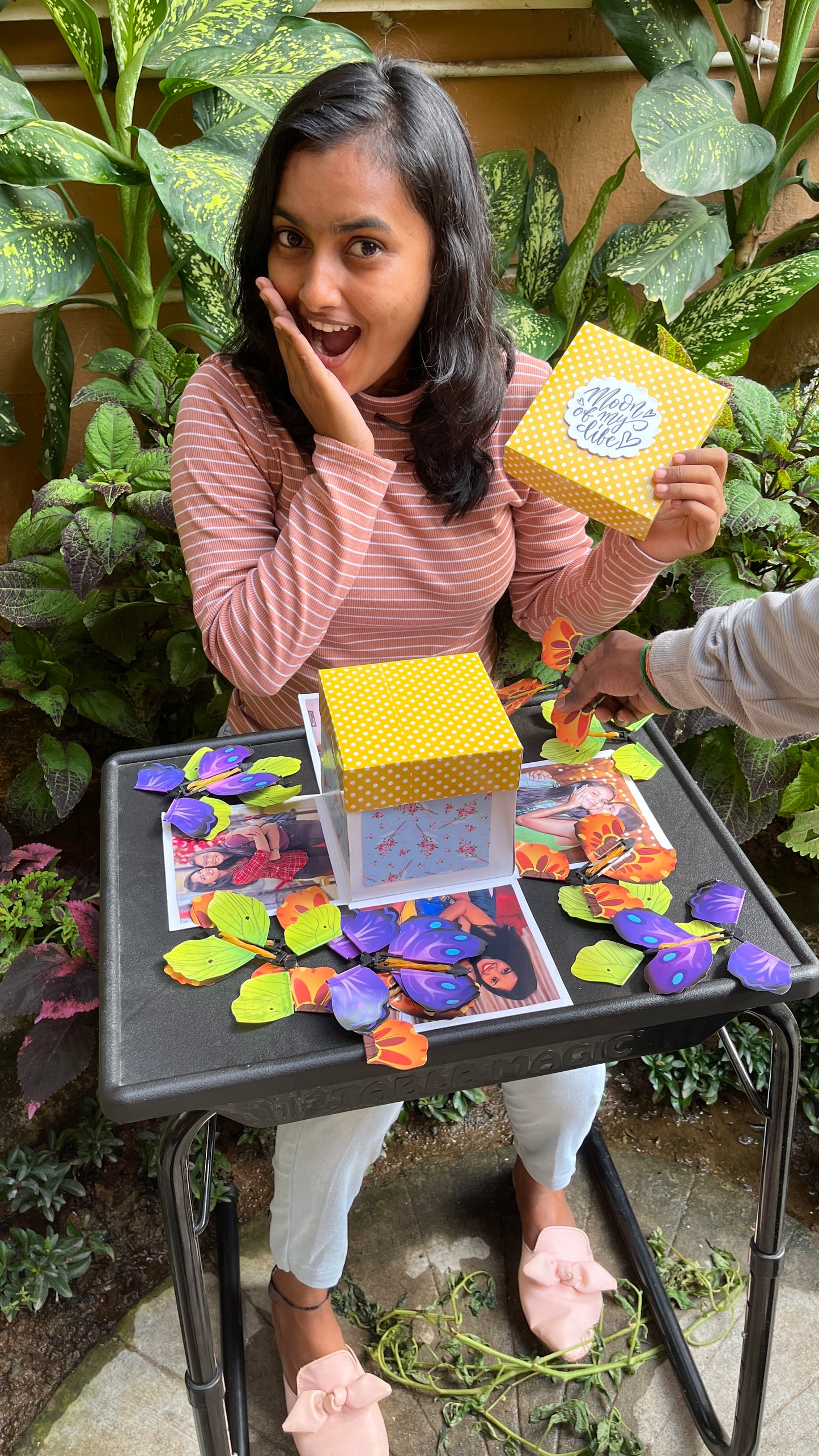 Magic Butterflies - Square box with 8 pictures and surprise gift